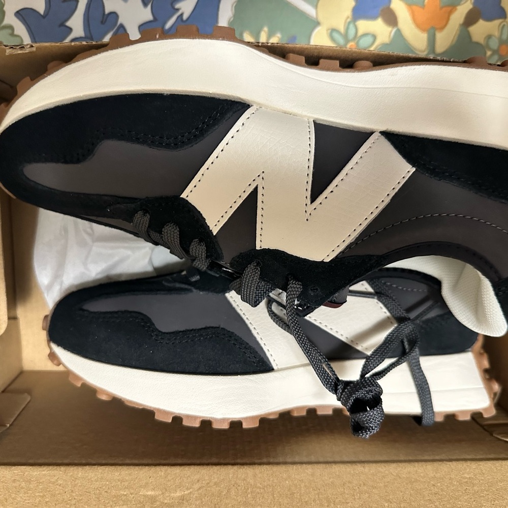 New Balance 327 - Black Moonbeam